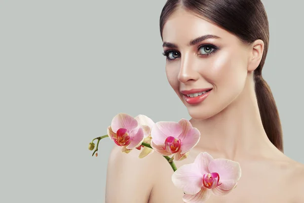 Ideální Ženská Tvář Mladá Žena Zdravou Kůži Růžové Květy Orchidejí — Stock fotografie