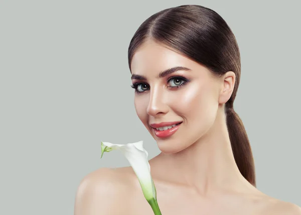 Mulher Jovem Bonito Com Maquiagem Flor Branca Retrato Beleza — Fotografia de Stock