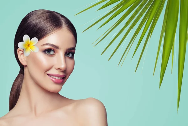 Neşeli kadın beyaz çiçek ve yeşil ile mavi arka plan üzerinde bırakır