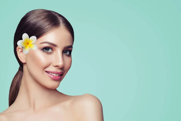 Jovem Alegre Sorrindo Menina Bonito Com Maquiagem Flor Fundo Com — Fotografia de Stock