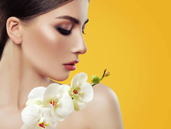Cara Mujer Perfecta Joven Con Maquillaje Flores Orquídea Sobre Fondo — Foto de Stock