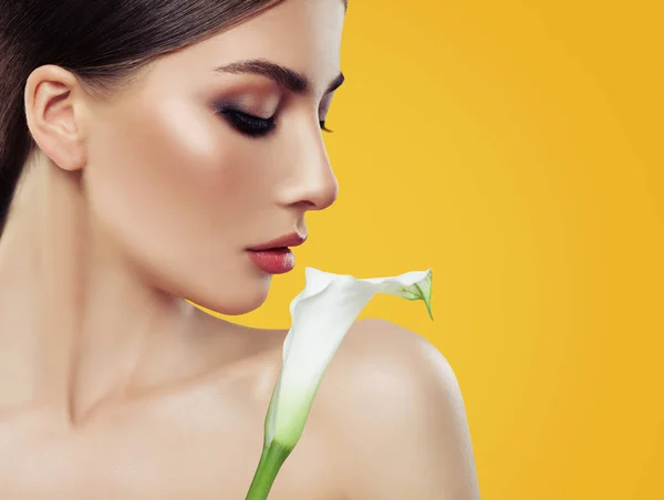 Mujer Hermosa Con Maquillaje Flores Blancas Sobre Fondo Amarillo Colorido — Foto de Stock