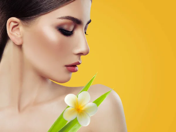 Mujer Joven Con Maquillaje Hojas Verdes Flores Tropicales Sobre Fondo — Foto de Stock