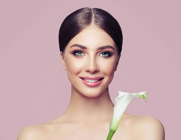 Retrato Jovem Mulher Com Maquiagem Flores Fundo Rosa Face Feminina — Fotografia de Stock