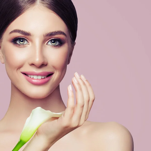 Retrato Moda Beleza Mulher Bonita Com Maquiagem Flores Fundo Rosa — Fotografia de Stock