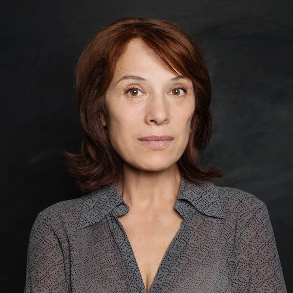 Blackboard duvar dibinde duran güzel büyük kadın portresi kapatın