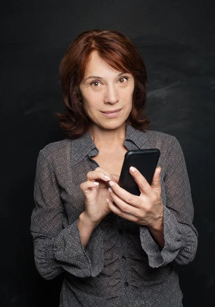 Zakenvrouw Met Smartphone Texting Collega Mid Volwassen Bedrijf Vrouw Mobiele — Stockfoto