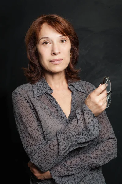 Gözlüklü, güzel olgun kadın portre