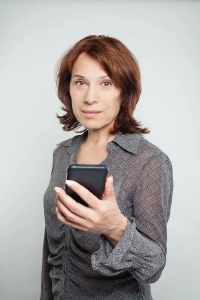 Ώριμη Γυναίκα Smartphone Άσπρο Φόντο Γυναίκα Επαγγελματία Ενδεχομένως Λογιστής Αρχιτέκτονα — Φωτογραφία Αρχείου