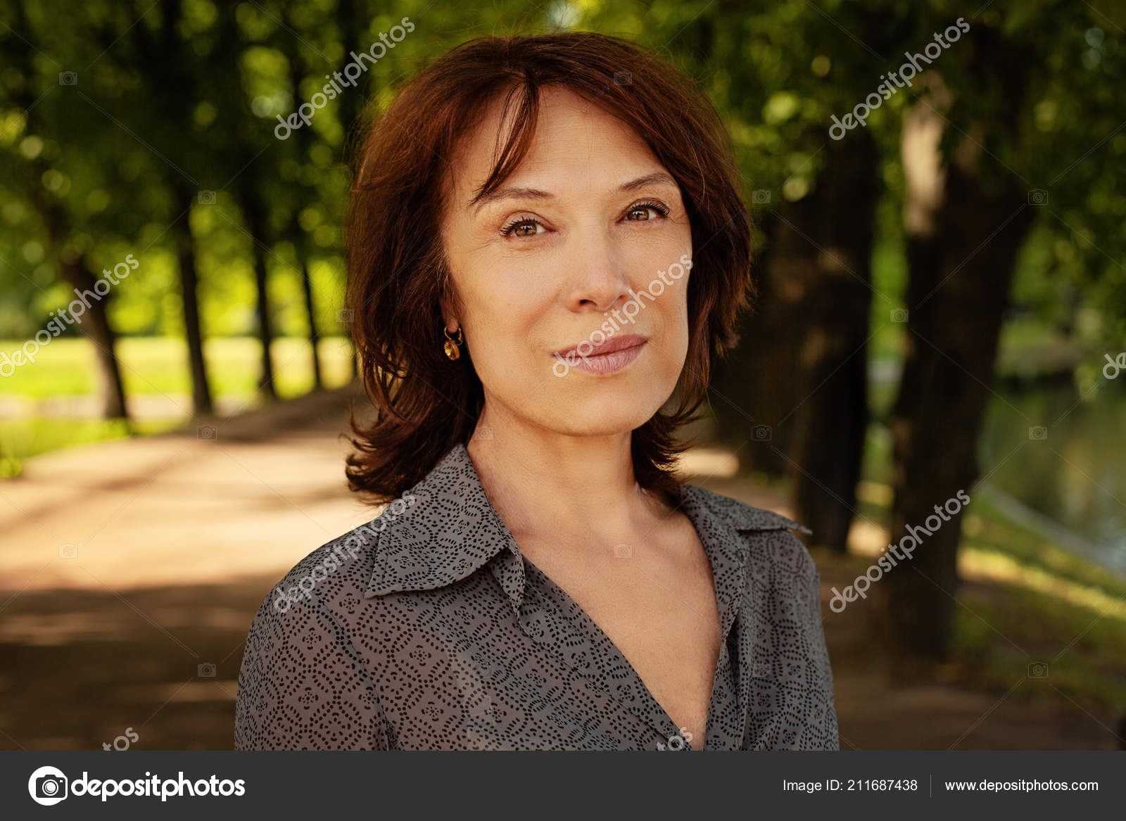 зрелая на улице 