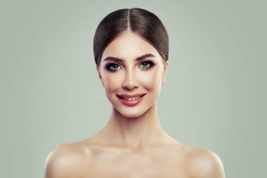 Genç gülümseyen kadın güzellik kadın yüzü