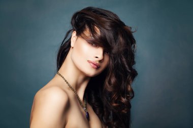 Mavi arka plan kopya alanı ile şık esmer kadına