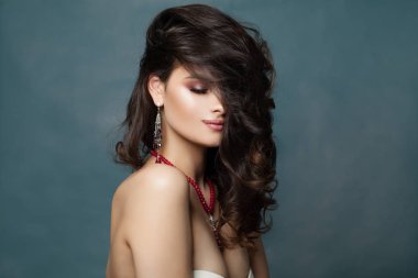 Güzel esmer kadın moda model portre