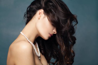 Uzun dalgalı saçlı çekici esmer kadın