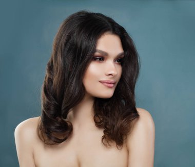 Sevimli kız esmer makyaj ve kıvırcık saç kesimi ile