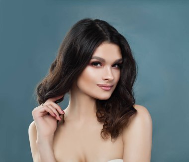 Gülümseyen kadın esmer güzellik portresi