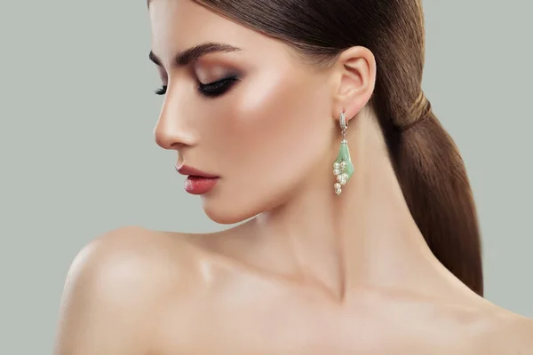 Modelka Make Módní Šperky Náušnice Perlami Krása Doplňky — Stock fotografie