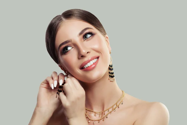 Hermosa Mujer Sonriente Puting Oro Pendientes Joyería Moda Con Piedras —  Fotos de Stock