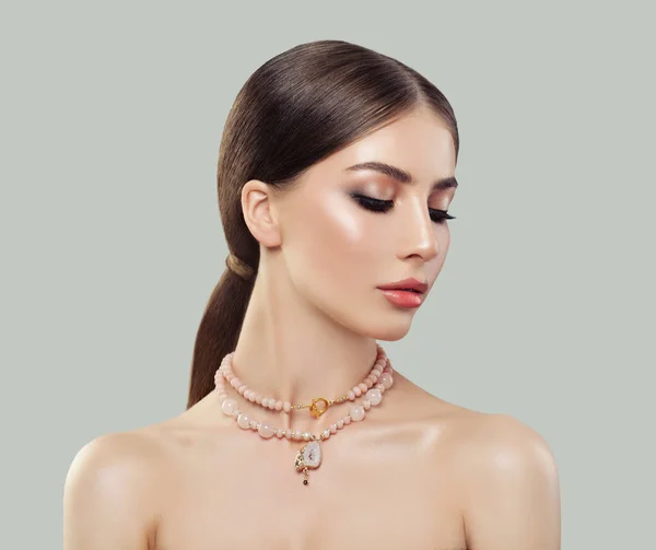 Jonge Vrouw Met Sieraden Portret Sieraden Voor Vrouw Ketting Met — Stockfoto