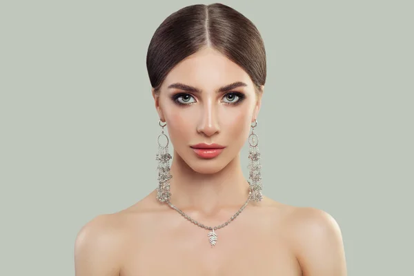 Elegancka Kobieta Biżuteria Portret Biżuteria Dla Kobiet Naszyjnik Kolczyki Perłami — Zdjęcie stockowe