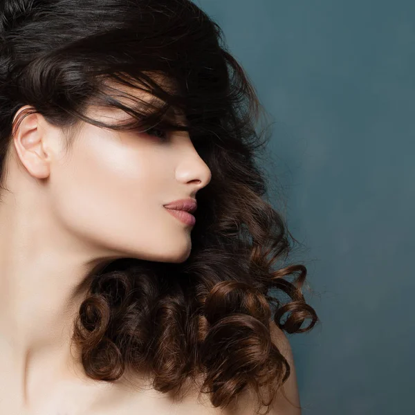 Krásná Bruneta Žena Kudrnatými Vlasy Detailní Portrét — Stock fotografie