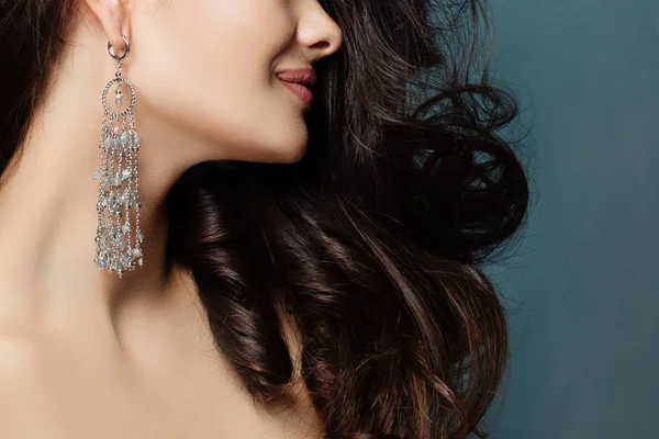 Güzel kadın profil sayfası mavi arka plan, portre kadar kapatın