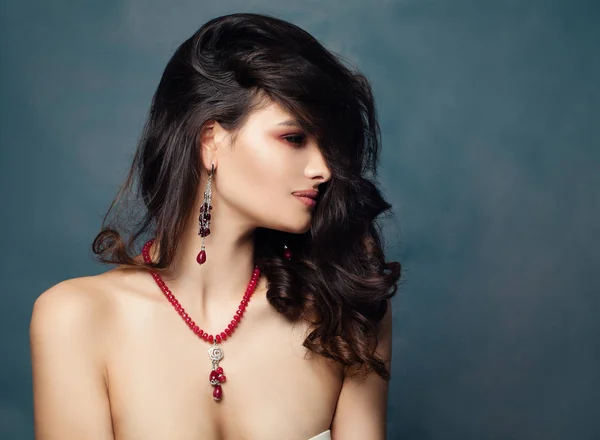 Mujer Morena Atractiva Con Cabello Rizado Oscuro Maquillaje Pendientes Collar —  Fotos de Stock