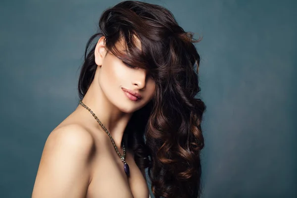 Mulher Morena Alegre Menina Perfeita Com Longo Corte Cabelo Encaracolado — Fotografia de Stock