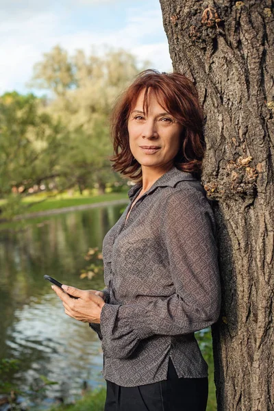 Mulher Madura Com Smartphone Relaxante Parque Livre Mulher Telefone Celular — Fotografia de Stock