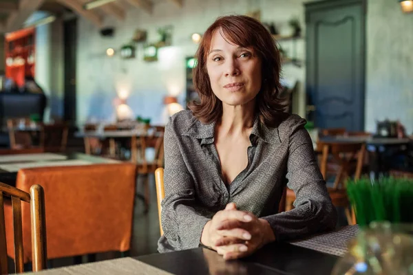 Mujer Madura Sentada Restaurante Retrato — Foto de Stock