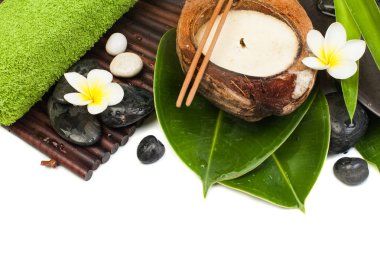 Spa tropikal mum sağlıklı sağlık tedavi için havlu ile