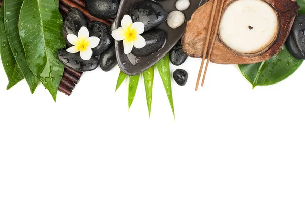 キャンドル タオル そして白いテーブルの上健康療法に熱帯の葉の花 トップ ビュー — ストック写真