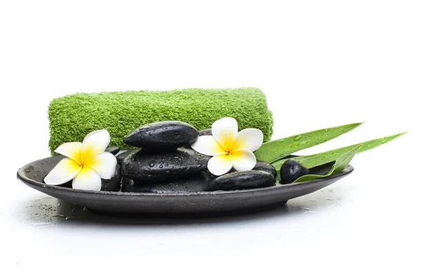 Fiore Spa Pietre Nere Con Asciugamano Verde Piatto Scuro — Foto Stock