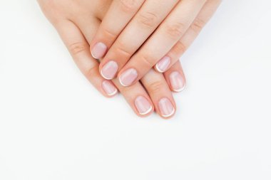 Güzel eller. Beyaz arka plan üzerinde manikürlü eller