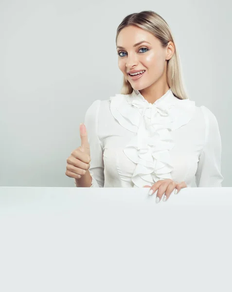 Счастливая Бизнес Леди Большим Пальцем Вверх Белым Пустым Фоном Доске — стоковое фото