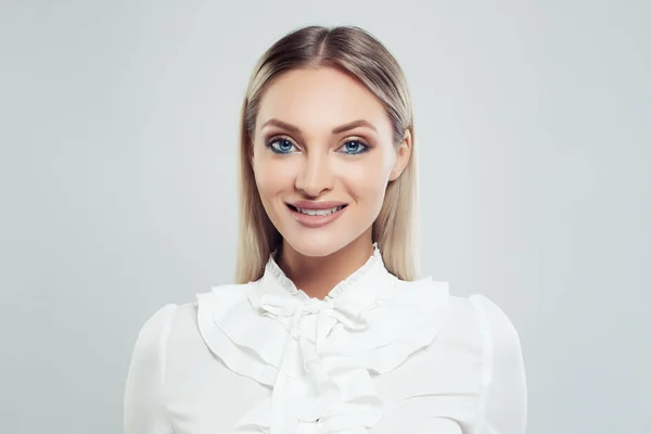 白い背景で完璧な若い女性の肖像画 笑顔の実業家 ビジネスおよび教育の概念 — ストック写真