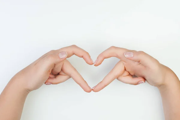 Όμορφα Γυναικεία Χέρια Άσπρο Φόντο Μανικιούρ Έννοια Την Καρδιά — Φωτογραφία Αρχείου