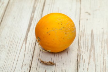 Ahşap zemin üzerine sarı kavun