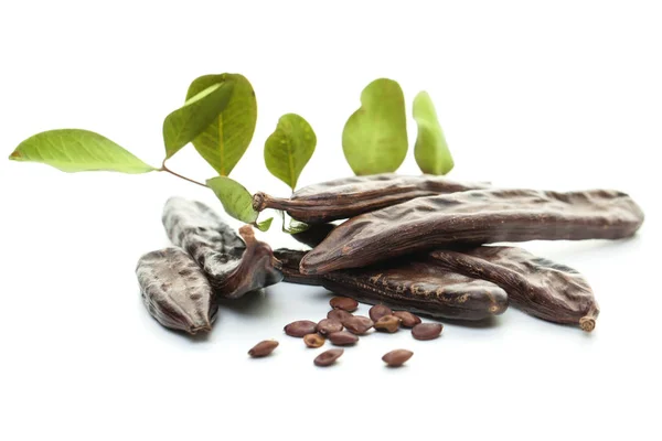 Carob Skida Frön Och Blad Vitt Hälsosamma Matvanor Mat Bakgrund — Stockfoto