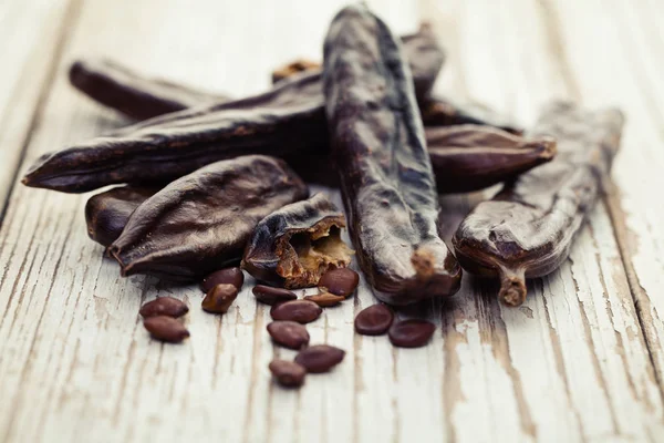 Carob Skida Och Frön Vita Träbord Hälsosamma Matvanor Mat Bakgrund — Stockfoto