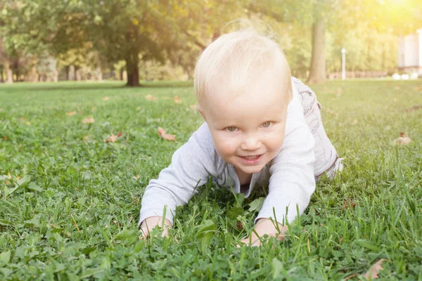 Menino Sorrindo Brincando Livre — Fotografia de Stock