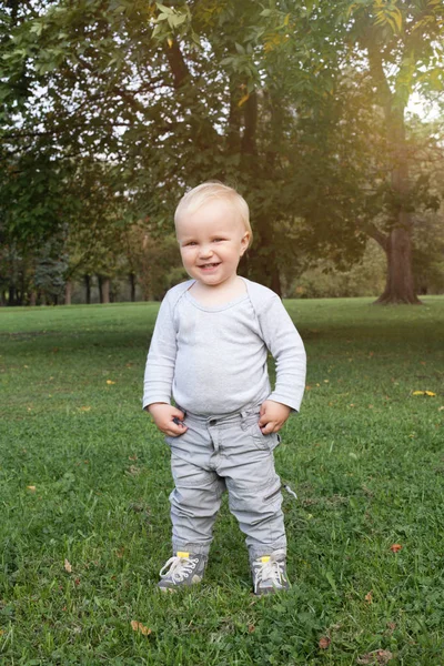 Gelukkig Jongetje Baby Park Buiten — Stockfoto