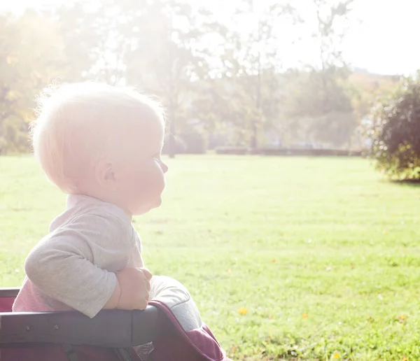 Baby Jongetje Buiten Jeugd Nieuwe Mogelijkheid Concept — Stockfoto