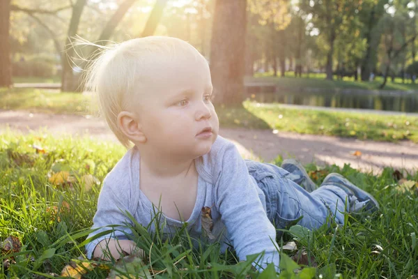 Baby Jongetje Buiten Park — Stockfoto