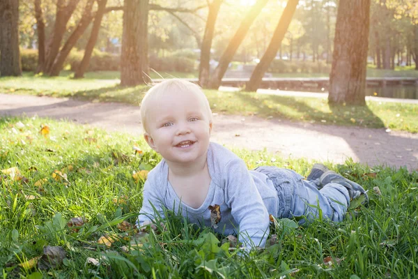 Šťastný Malý Chlapeček Leží Zelené Trávě Venkovní Dítě Let — Stock fotografie