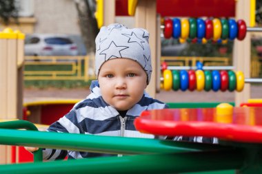 Açık havada oyun parkında oynayan küçük bebeğim