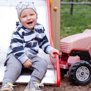 Mutlu çocuk oyun alanı, açık havada oynamak portre