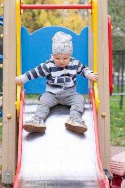 Çocuk Bahçesi Açık havada. Slayt üzerinde oynayan çocuk