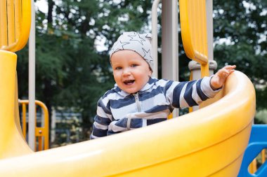 Küçük çocuk bahçesi açık havada eğleniyor