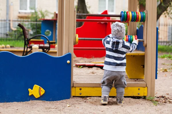 Ребенок Лет Играет Детской Площадке Открытом Воздухе — стоковое фото